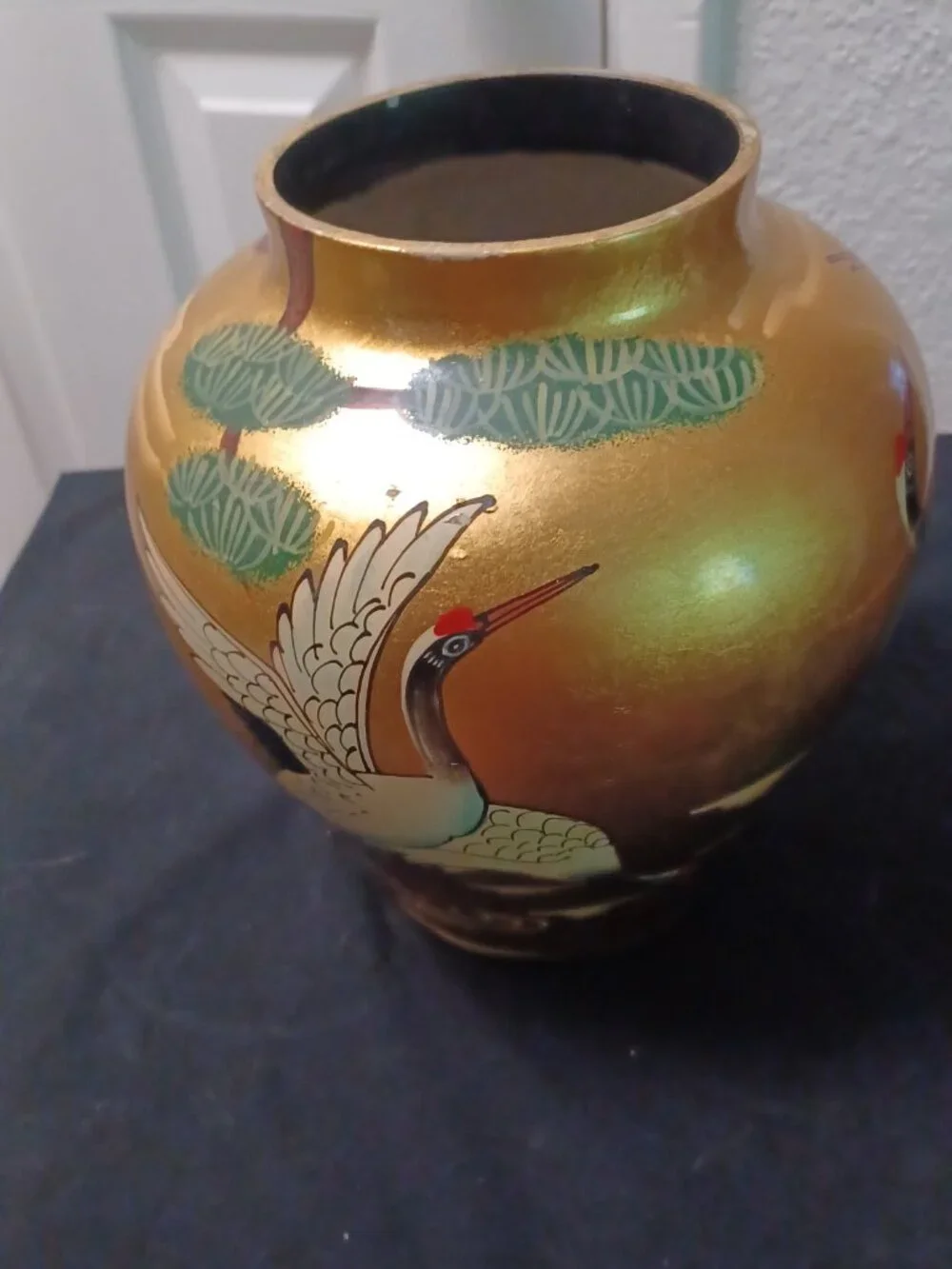 Gold unique vase with Swans decorated on thru out